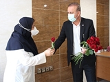 تقدیر رئیس بانک صادرات شیراز از پزشکان شاغل در مرکز بهداشت شهدای والفجر
